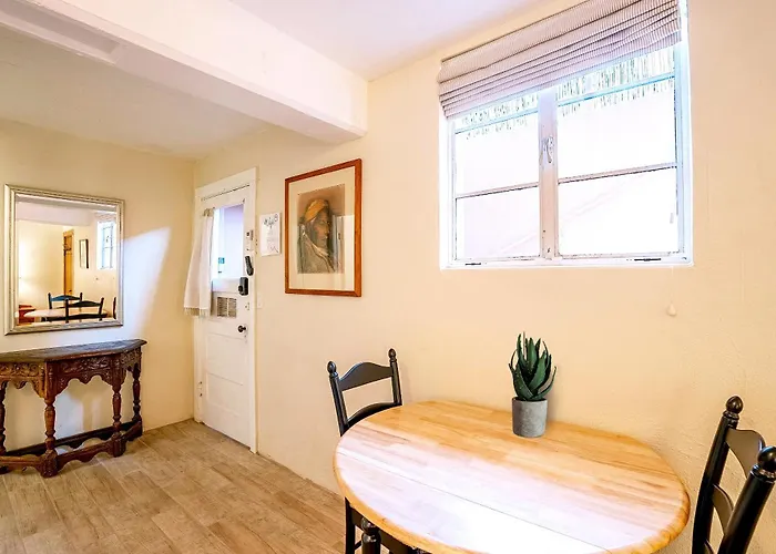 Сasa de vacaciones Cactus Cavern - Charming Basement 2 Blocks From Uofa